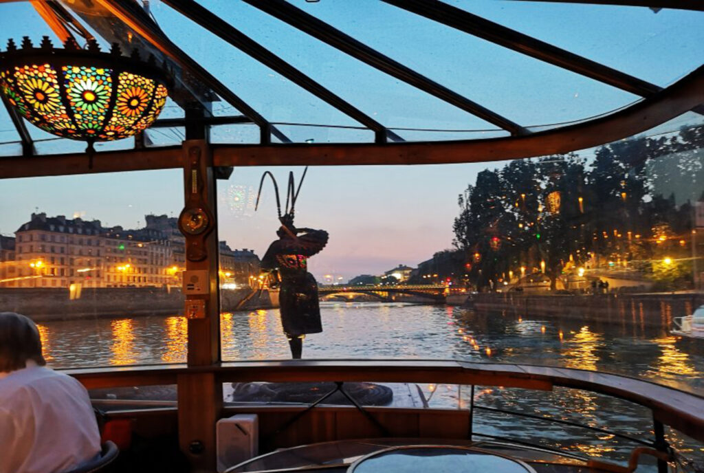 Les quais de Paris au crépuscule depuis la véranda