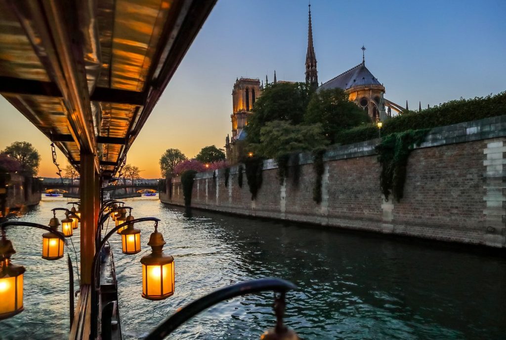 Notre-Dame au coucher du soleil depuis le pont du Calife