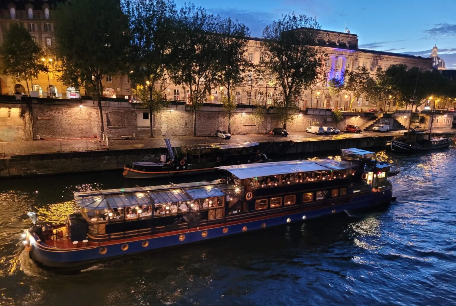 Le Calife illuminé sur la Seine à la nuit tombée