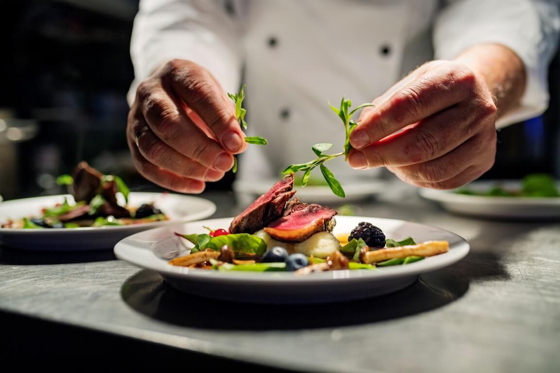 Le chef dresse une assiette