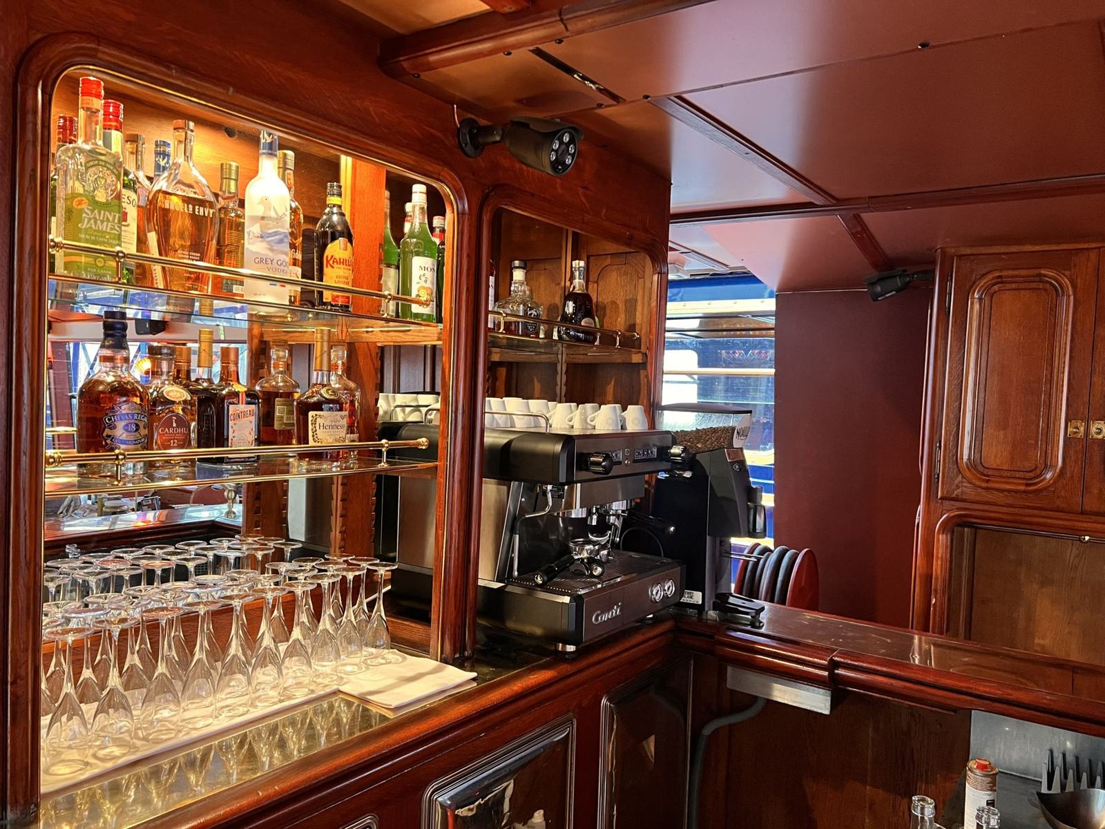 The wooden bar at L’Estello