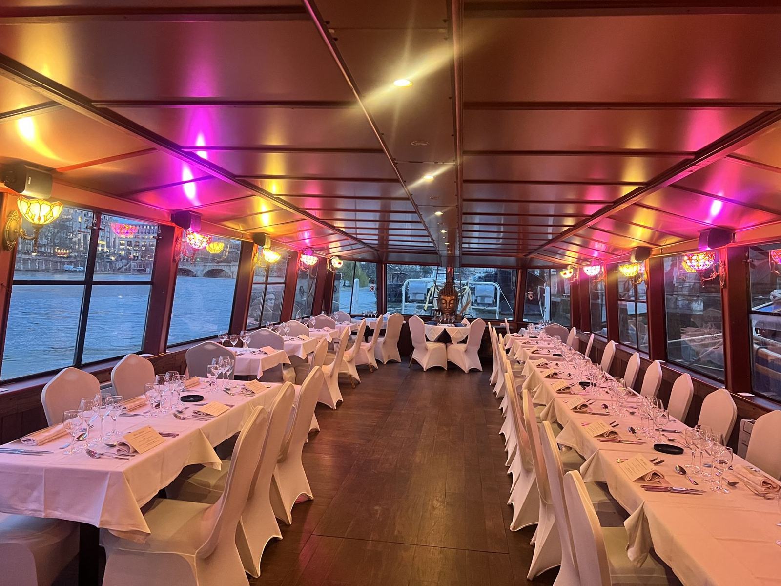 L’Estello’s salon lit up in the evening