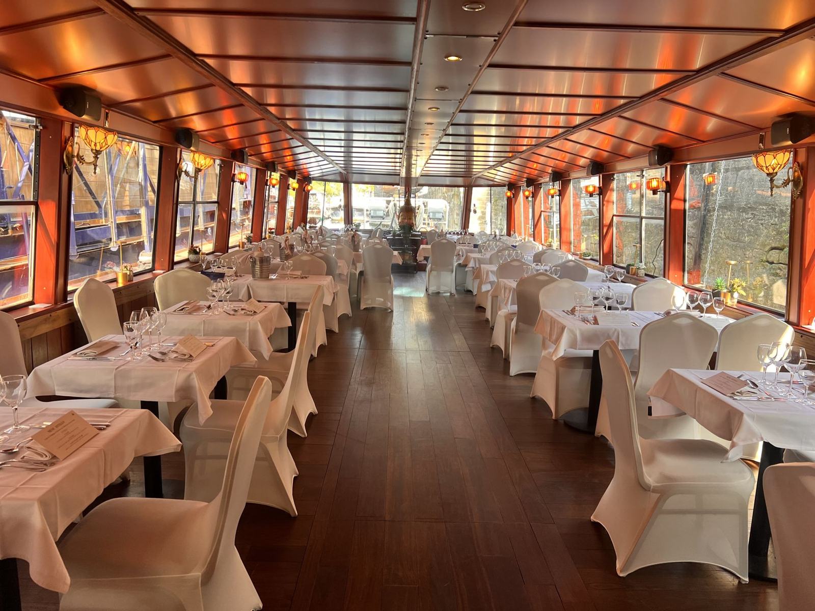 L’Estello’s salon set for dinner, end to end
