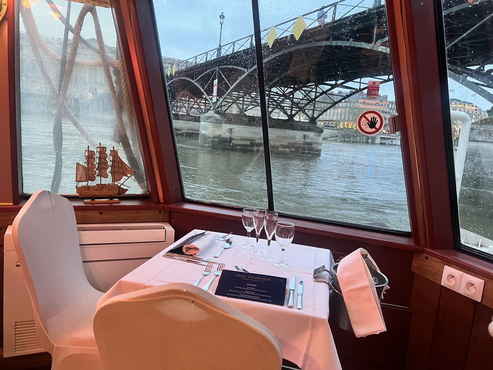 A table facing the Pont des Arts