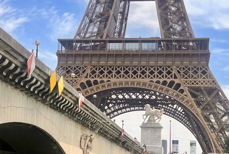 La tour Eiffel vue depuis la Seine