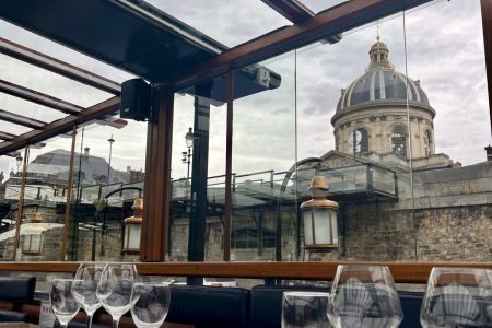 Le dôme de l’Institut de France vu depuis la salle vitrée du Calife