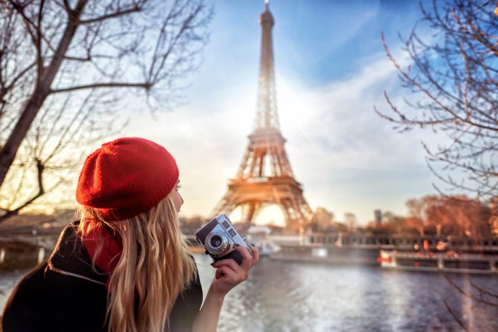 Une visiteuse photographie la tour Eiffel